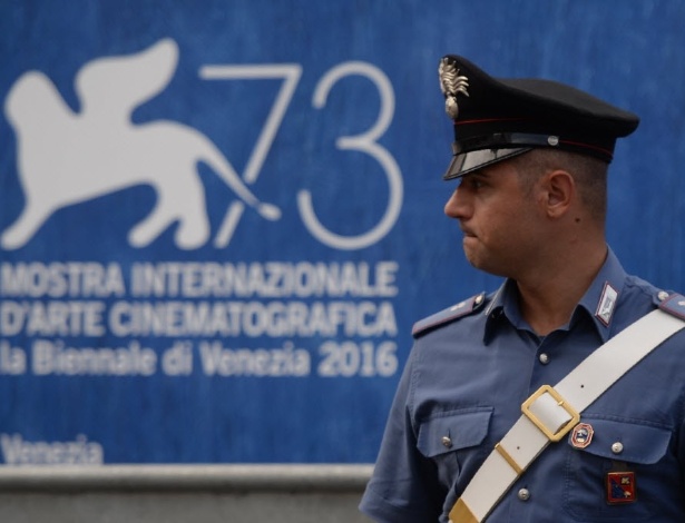 30.ago.2016 - Policial trabalha na abertura do Festival de Veneza, na Itália - Filippo Monteforte/AFP