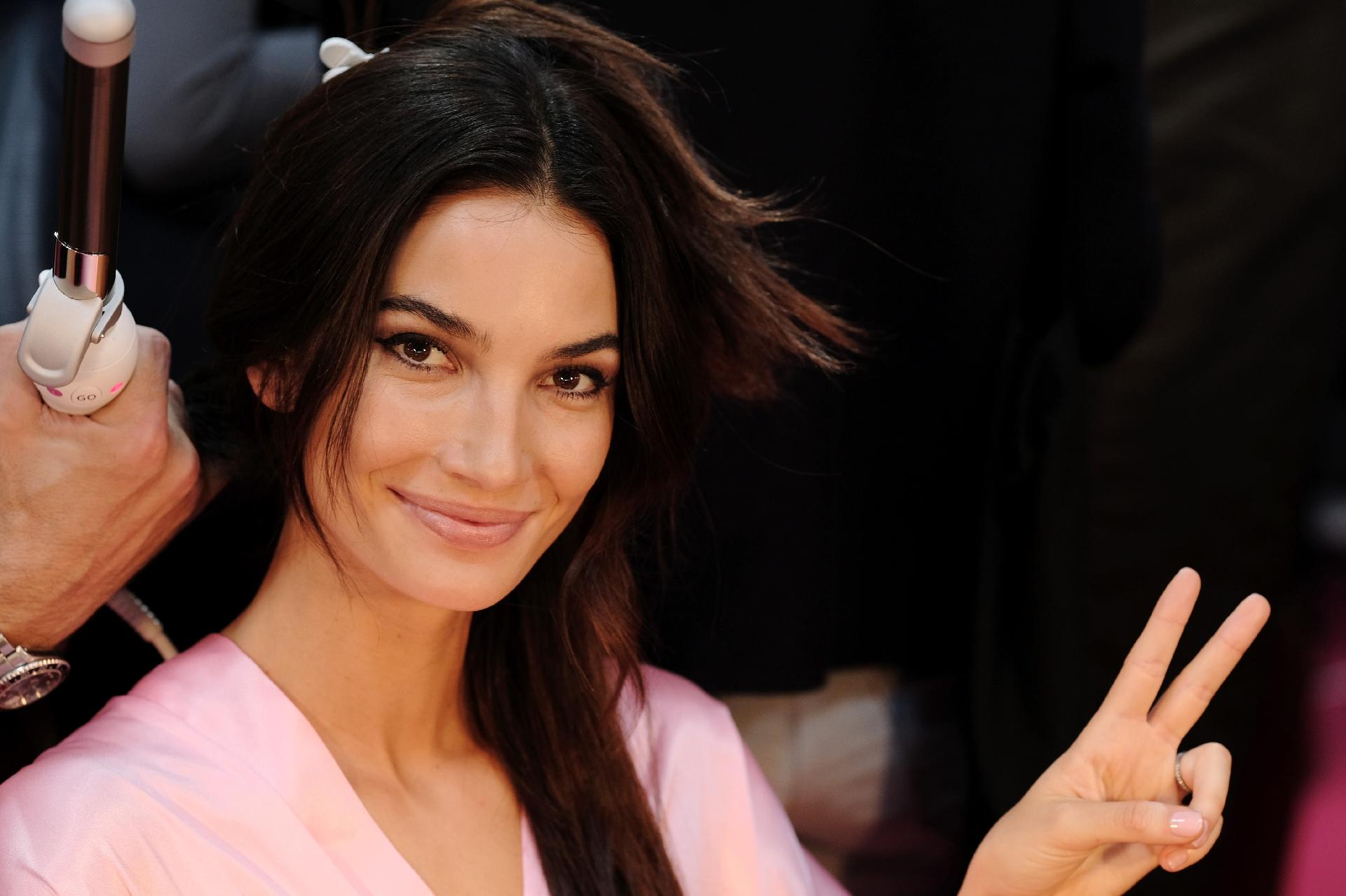 Lily Aldridge no backstage do Victoria's Secret Fashion Show 2016 - Getty Images