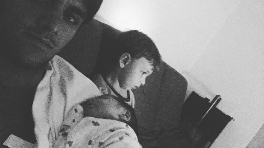 Felipe Simas publica foto pela primeira vez ao lado da filha recém-nascida, Maria - Reprodução/Instagram/felipessimas