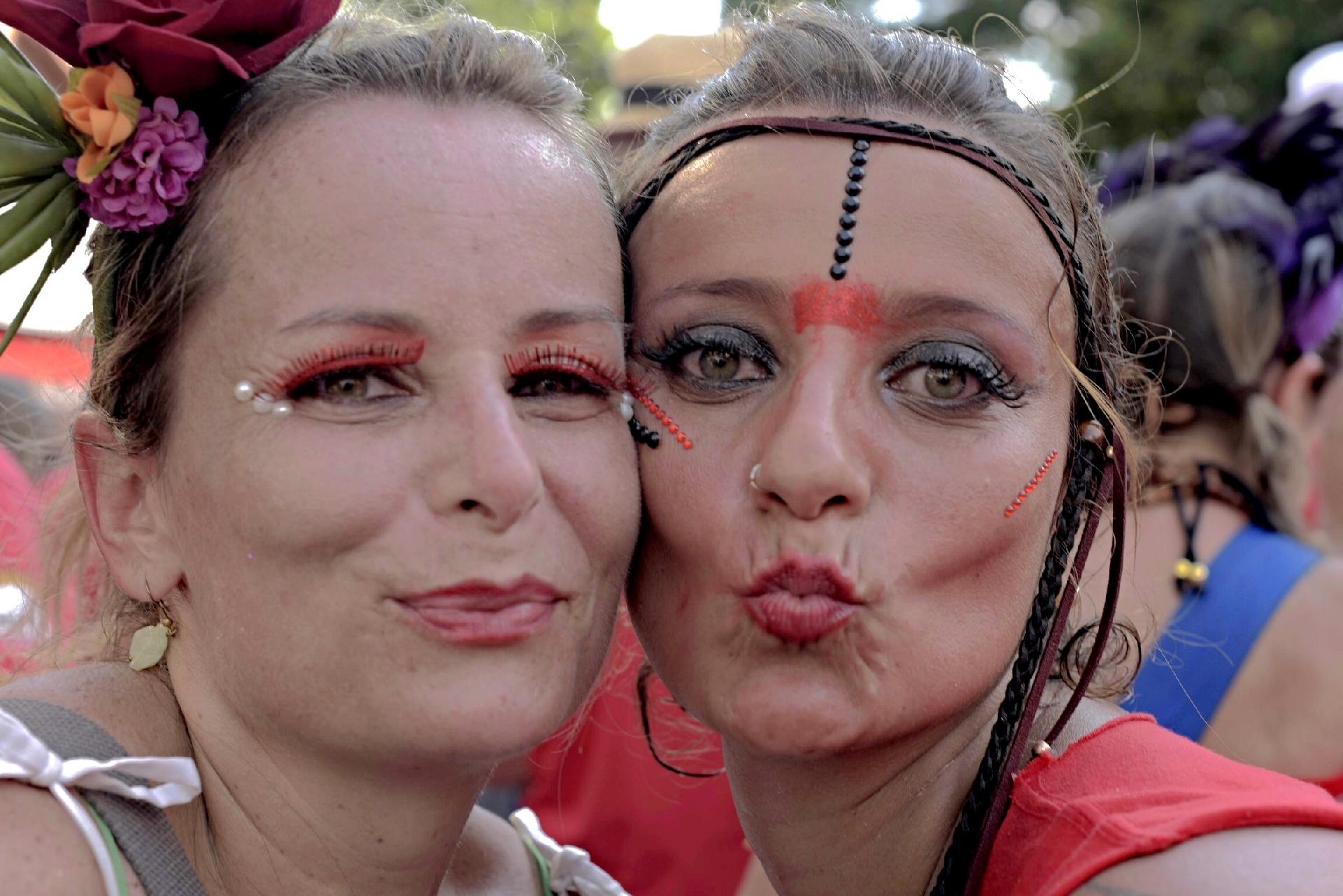 Bloco Confraria do Pasmado desfila pela Vila Madalena, em São Paulo, no segundo dia de pré-Carnaval da capital paulista - Chello/Framephoto/Estadão Conteúdo