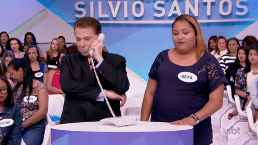 Silvio Santos passa trote por telefone, mas é chamado de "velho" e "safado" pela mãe de uma das moças que participava da plateia - Reprodução/SBT.com.br