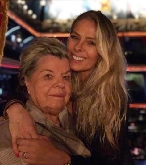 Adriane Galisteu postou uma foto ao lado de sua mãe. "Nem que eu vivesse 1000 vezes eu conseguiria mostrar todo meu amor... obrigada Mãe! Te amo mais que tudo x infinito!", disse a apresentadora - Reprodução/Instagram/GalisteuOficial