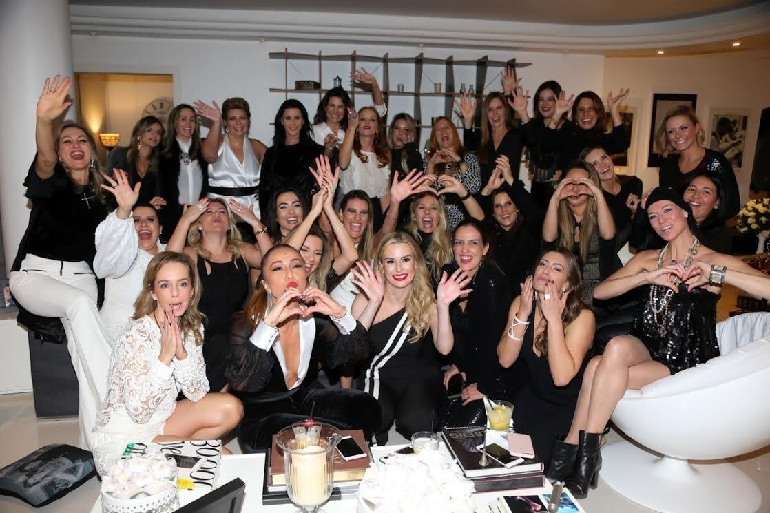 A aniversariante posa com suas convidadas em sua festa para celebrar seus 47 anos em São Paulo - Marcos Ribas/Brazil News