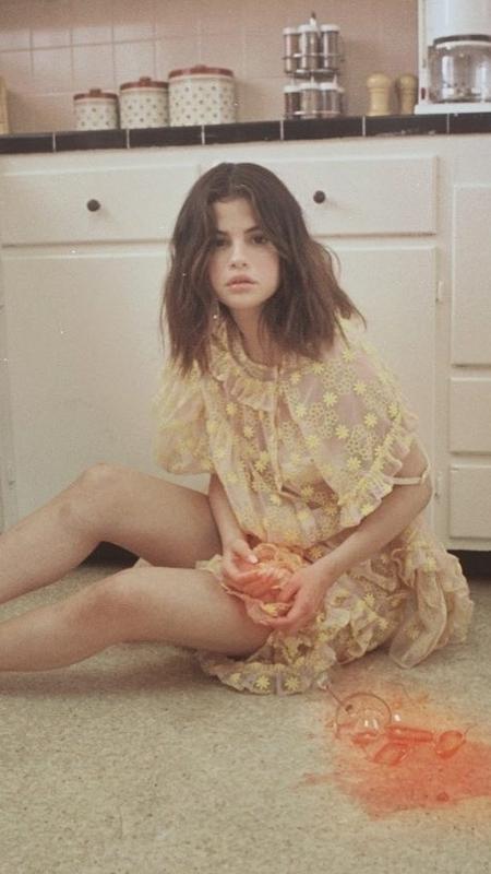 Selena sensualiza em vestidinho transparente em novo clipe - Reprodução/Instagram