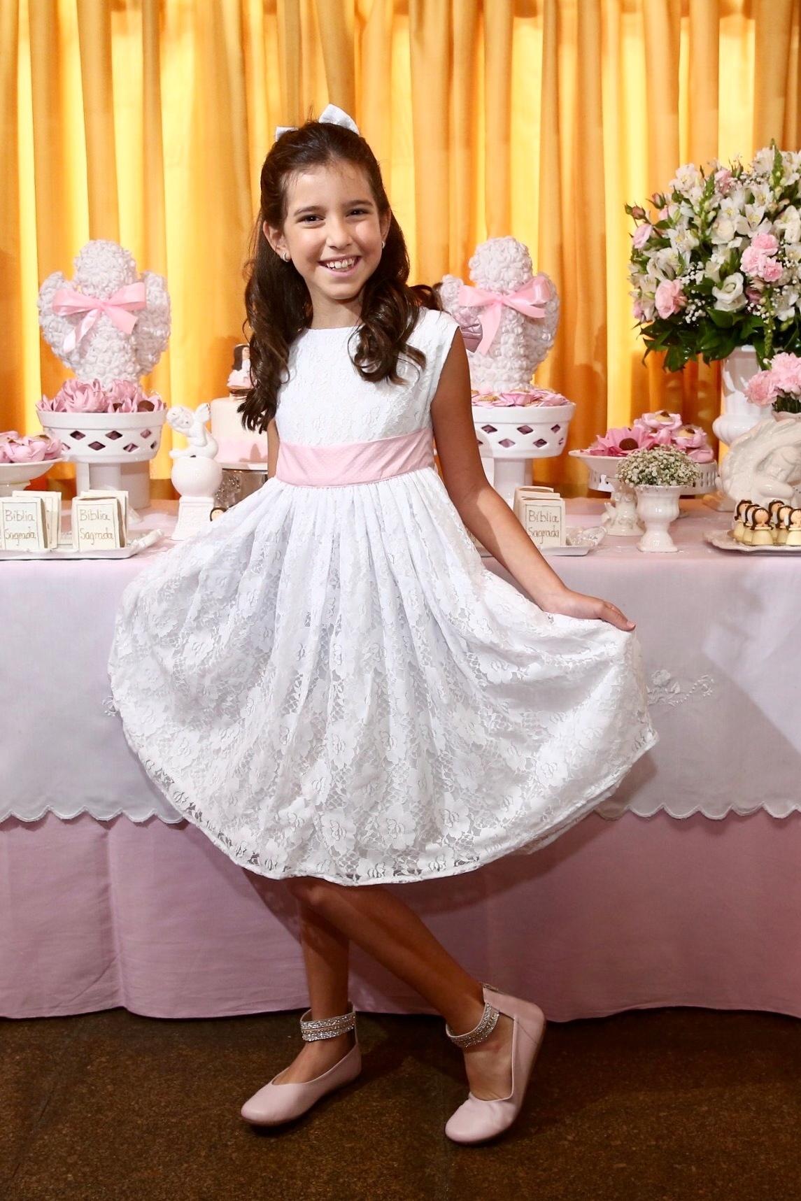 Maria, a filha do meio de Rodrigo Faro e Vera Viel, comemora a primeira comunhão com um almoço de família no restaurante Paris 6, em São Paulo - Manuela Scarpa/Brazil News