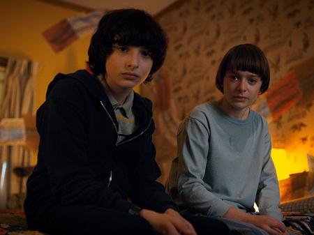 Noah Schnapp (à direita) em cena de "Stranger Things" - Reprodução