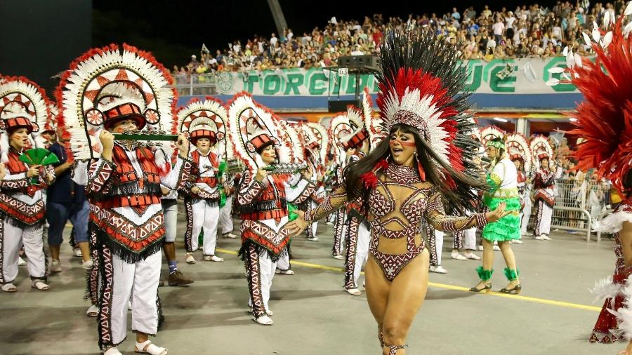 Viviane Araújo se vestiu de índia para desfilar como rainha de bateria da Mancha Verde no Carnaval 2018 - Manuela Scarpa/Brazil News