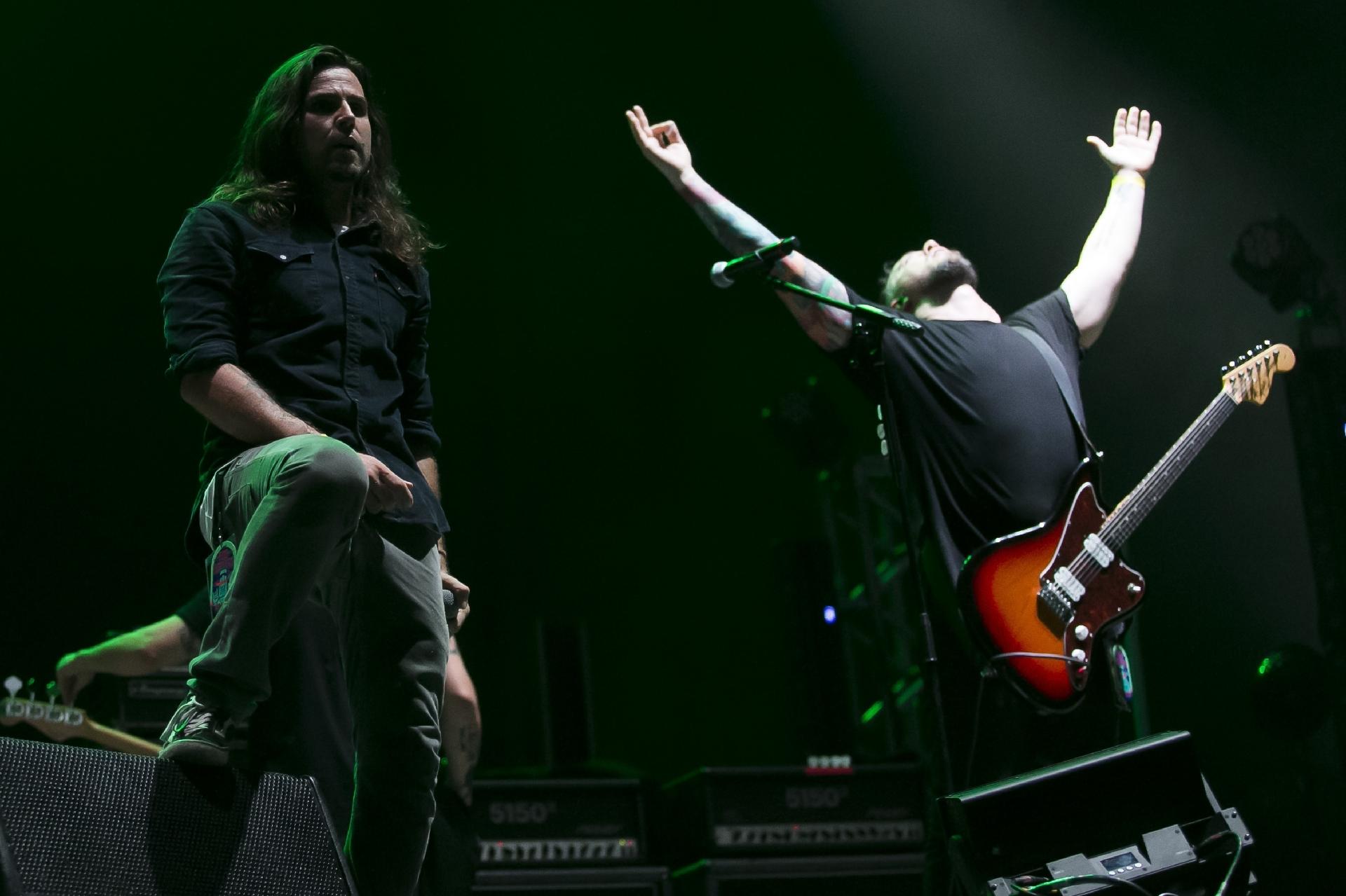 Antes dos shows começarem,os fãs exibiram orgulhosos os ingressos na porta de entrada do Maracanã. As duas apresentações, chamadas também de turnês, na verdade, trata-se de um encontro épico de Foo Fighters e Queens of the Stone Age no Rio - Bruna Prado/UOL