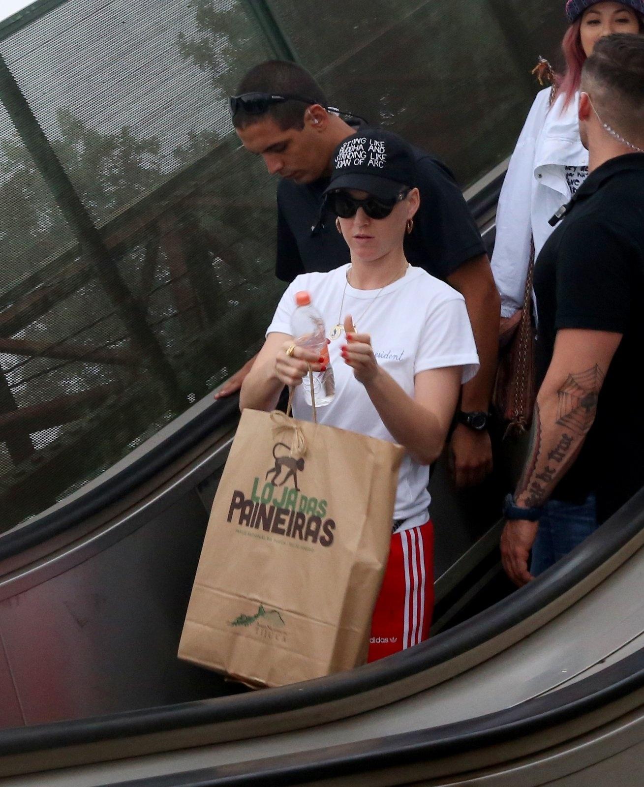 A cantora Katy Perry visitou o Cristo Redentor, no Rio de Janeiro, antes de fazer show na capital fluminense - AgNews