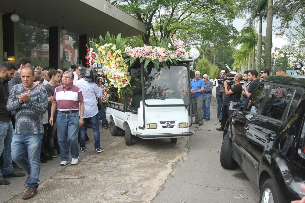 O cortejo do corpo até a sepultura - Amauri Nehn/Brazil News