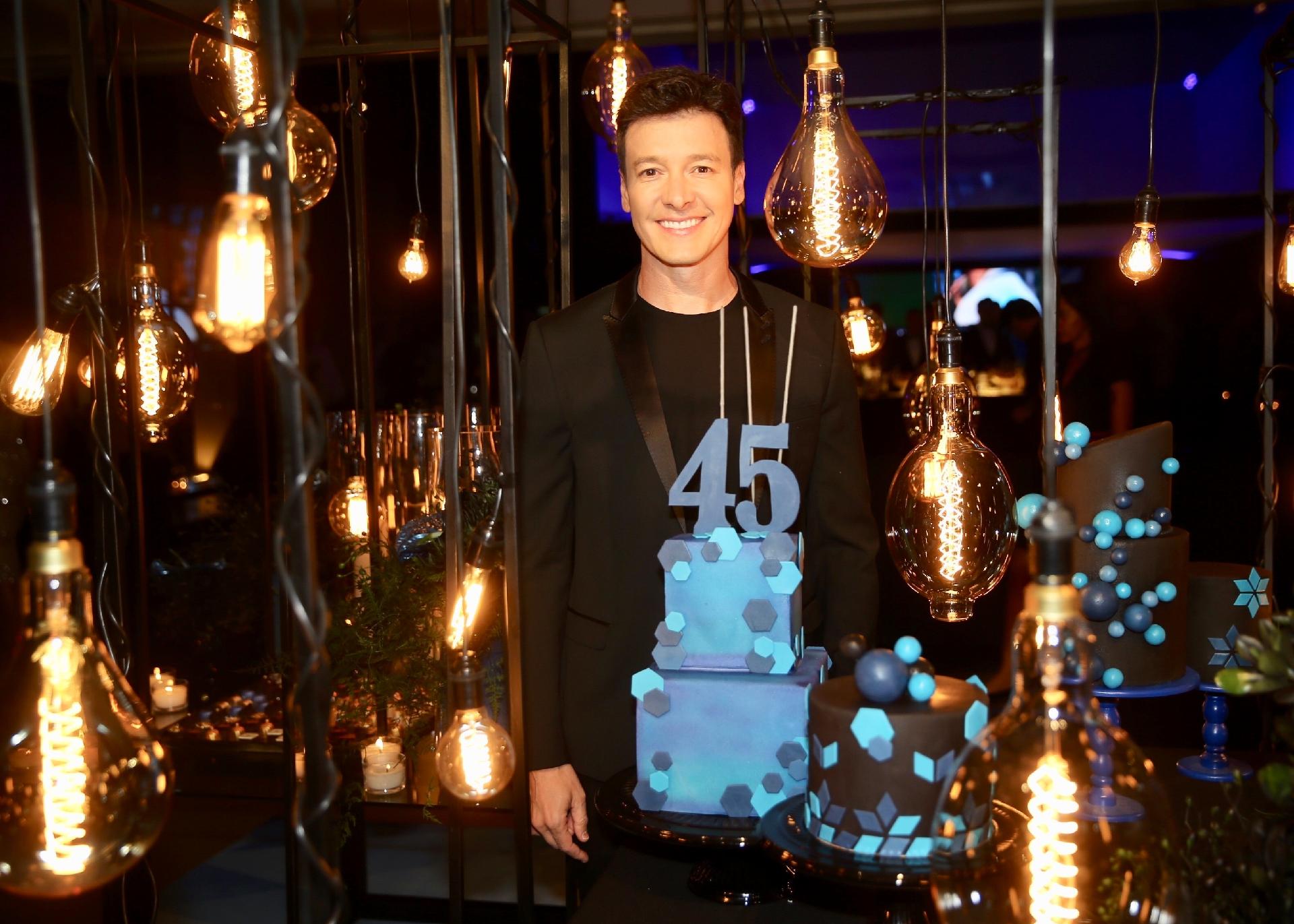 Rodrigo Faro posa diante de seu bolo de aniversário - Manuela Scarpa/Brazil News