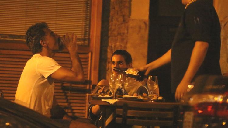 Cleo é vista em barzinho carioca acompanhada - Thiago Martins - Thiago Martins