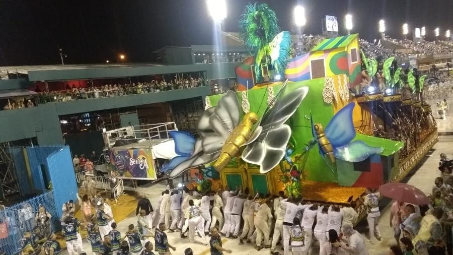 Integrantes da Acadêmicos da Rocinha tiveram que empurrar o último carro da escola, que desfilou no Grupo de Acesso do Rio - Gabriel Sabóia/UOL