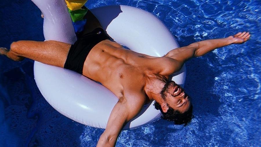 José Loreto curtindo piscina - Reprodução/ Instagram