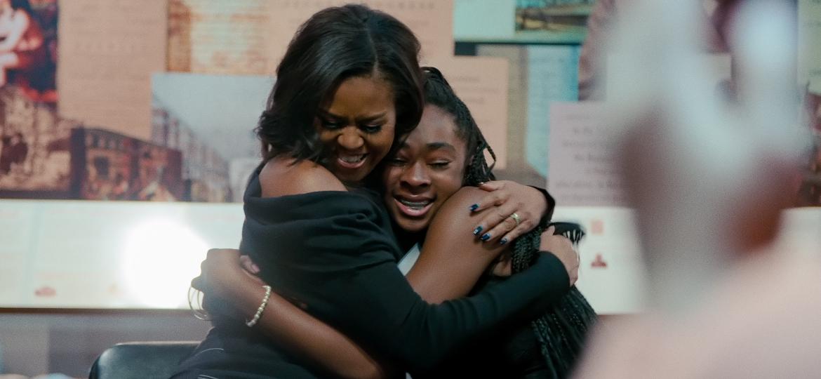 Michelle Obama abraça jovem em cena do documentário "Minha História" - Divulgação/Netflix