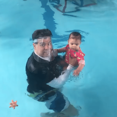 Mauricio Mattar entra em piscina para aula de natação da filha - Reprodução/Instagram