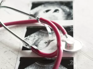 Conselho Federal de Medicina publica norma que dificulta aborto legal a partir de 22 semanas