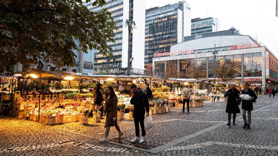 Praça Hotorget, em Estocolmo: Os suecos devem retomar boa parte da rotina anterior à pandemia - Reuters