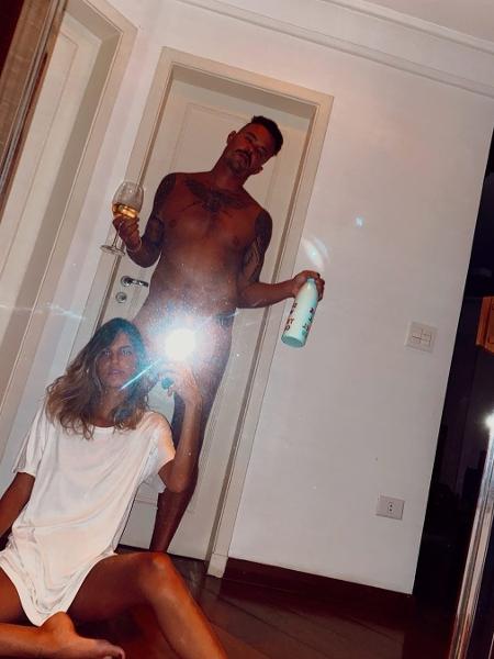 Paulinho Vilhena em clique ousado com a namorada - Reprodução/Instagram