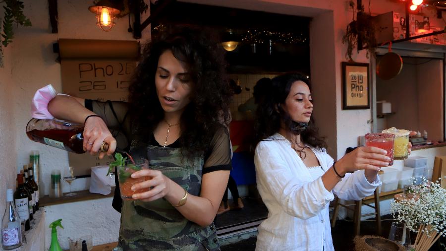 Bartenders servem drinques em Haifa, Israel - Getty Images