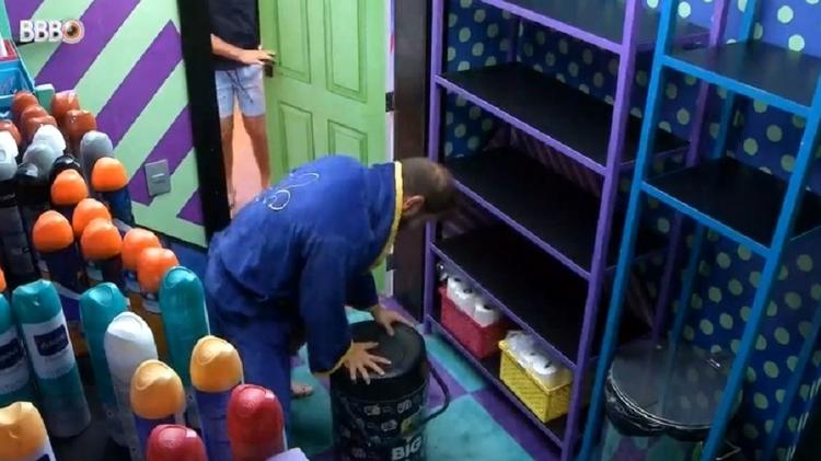 BBB 21: Caio busca cooler na despensa - Reprodução/Globoplay - Reprodução/Globoplay