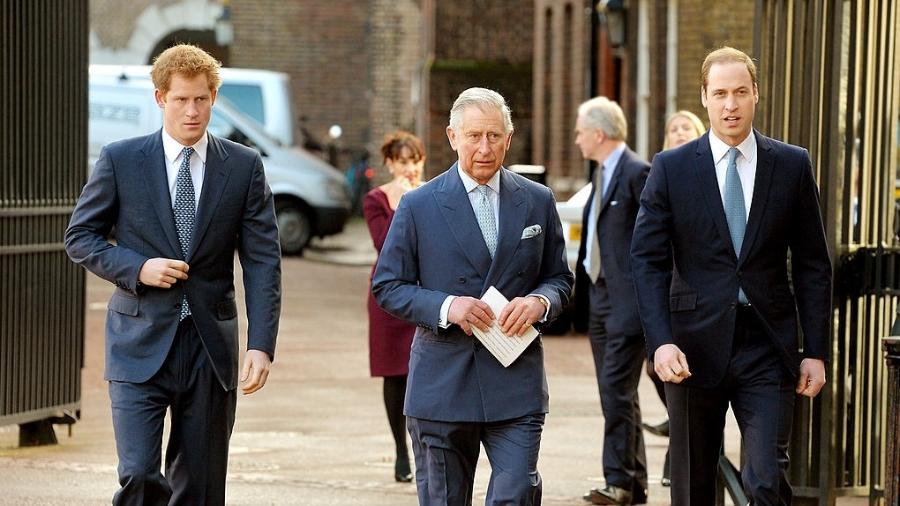 Príncipe Harry ao lado do pai, Charles, e o irmão, William, em 2014 - Getty Images