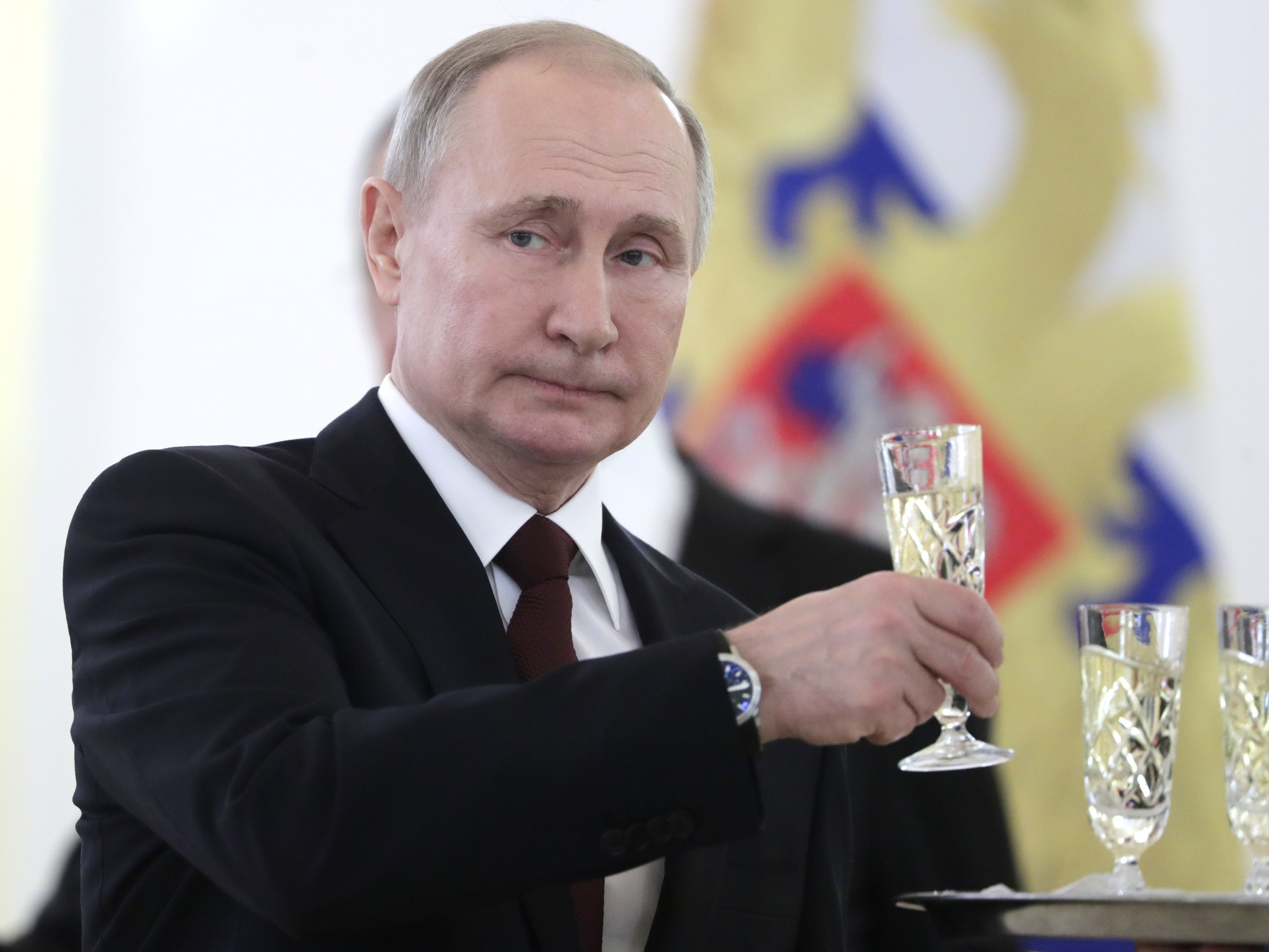 День рождение путиной. Путин с бокалом шампанского. Путин с днем рождения. Путин с бокалом шампанского фото. Владимир Путин день рождения.