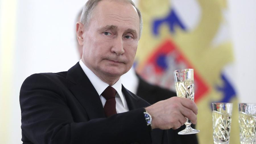 Putin com taças de champanhe - Mikhail Metzel\TASS via Getty Images