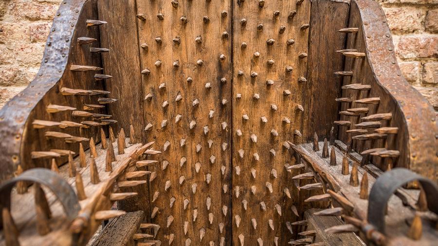 Cadeira de tortura, um dos meios de tortura expostos em museu do Castelo de Bran, na Transilvânia - Getty Images