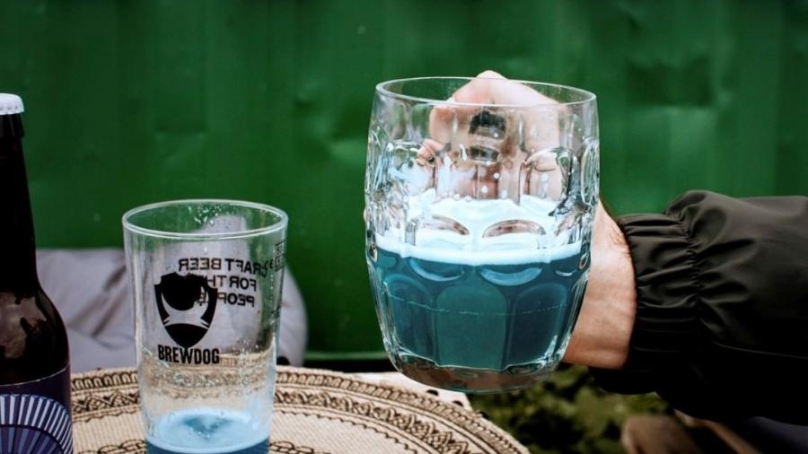 A cerveja azul Line, que tem o pigmento ficocianina, derivado da alga spirulina, acrescentada ao seu preparo - Reprodução/Instagram