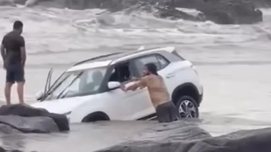 Hyundai Creta afunda em praia na Índia - Reprodução