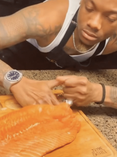 Salmon Bae transformando salmão em filé com as próprias mãos - Reprodução/Instagram