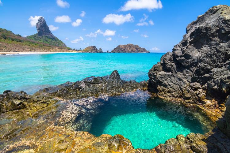 Vista da Praia da Conceição com o Morro do Pico ao fundo em Fernando de Noronha, Brasil