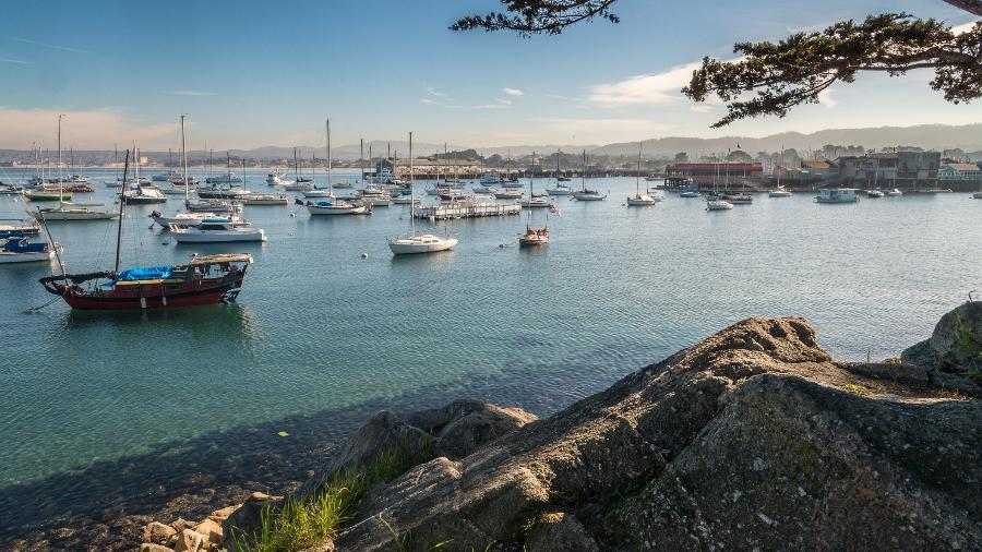 A baía de Monterey, cidade com pouco mais de 29 mil habitantes, na Califórnia - Bill_Dally/Getty Images/iStockphoto