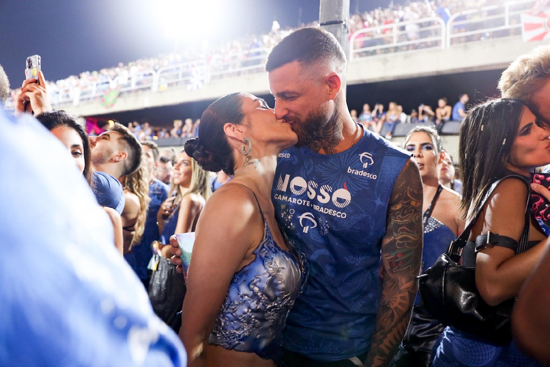 Cleo e Leandro D'Lucca se beijam na Sapucaí - Lucas Ramos / Brazil News