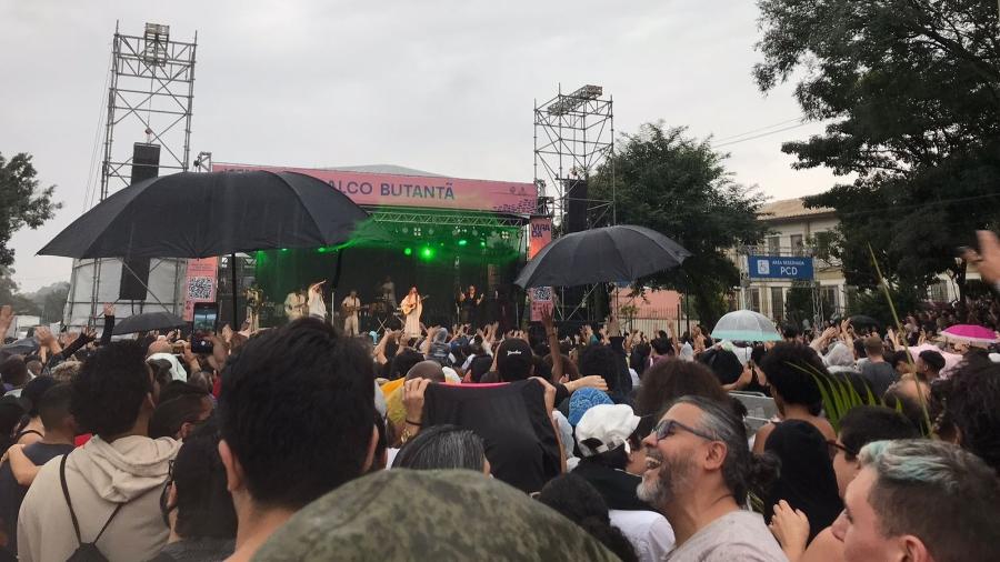 Virada Cultural: Público assiste show de Anavitória embaixo de chuva - Bruna Calazans/UOL