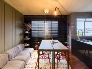 Derrubar paredes e unir sala e cozinha: veja os truques deste apê de 55 m²