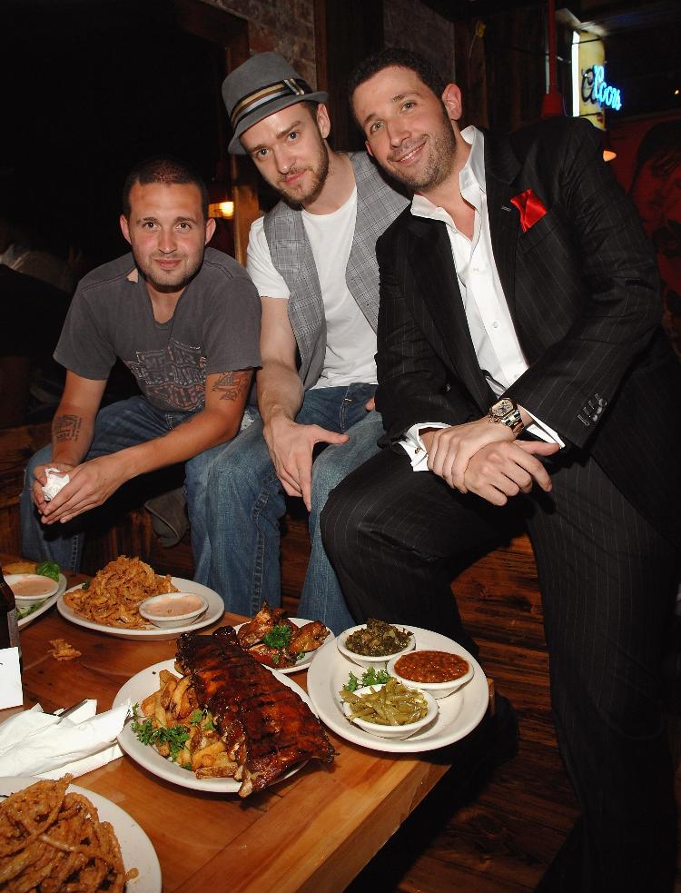 Justin Timberlake (centro) durante a inauguração de seu restaurante em Nova York