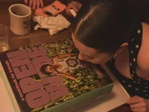 Selena Gomez lambe partes íntimas do namorado em capa de livro