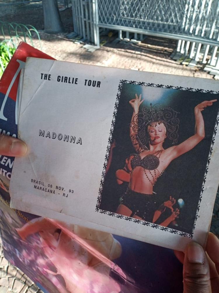 Beth Barbosa, fã de Madonna, mostra encarte de 1993