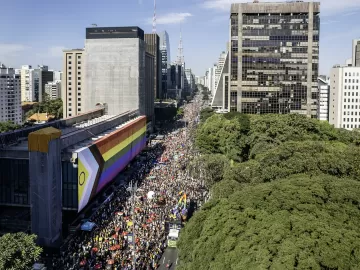 Famílias, discursos e camisas da seleção: a Parada LGBTQIA+ de 2024 