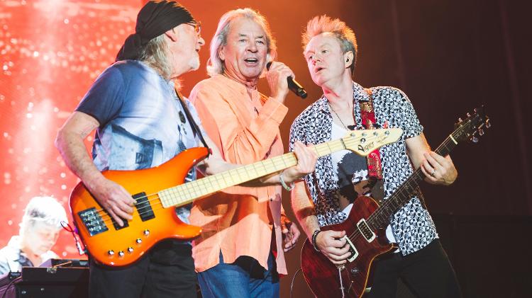 Roger Glover, Ian Gillan e Simon McBride, da banda de rock inglesa Deep Purple