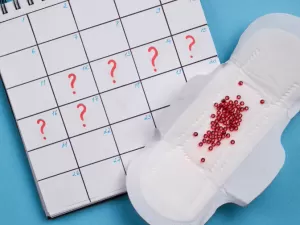 É possível menstruar no início da gravidez? Sangramento é diferente?