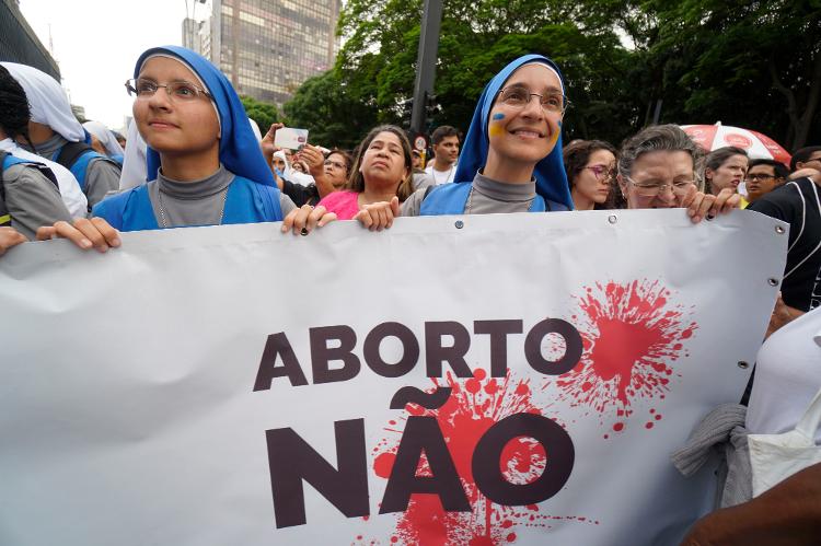 Religiosas contra o aborto durante protesto em São Paulo