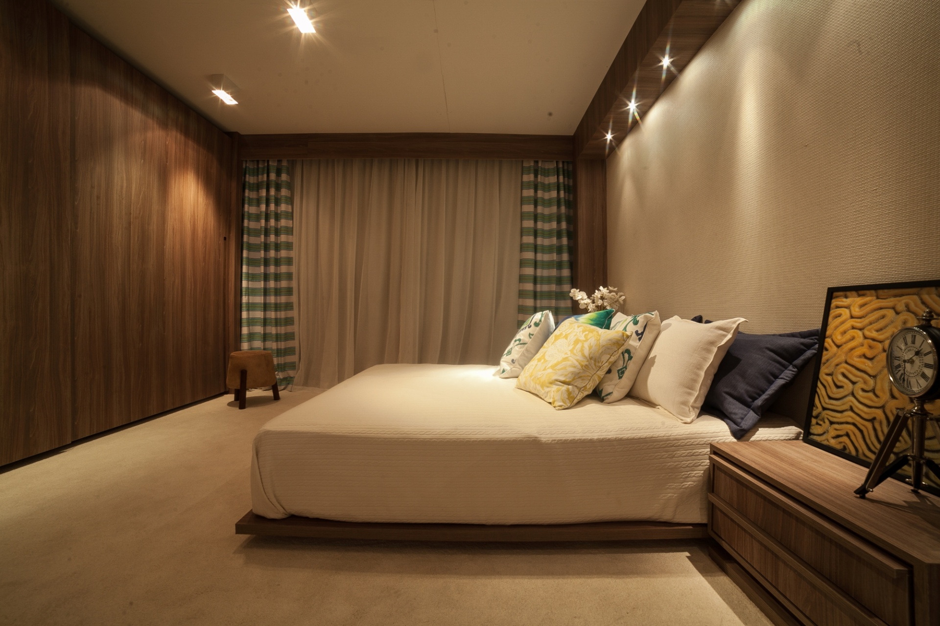 8 - Quarto do casal relax. Os irmãos Christian e Richard Schonhöfen assinam o Studio Búzios: um projeto, segundo os profissionais, para esquecer a correria urbana. No dormitório, as paredes foram revestidas com madeira, cortinas e acabamento em tecido que dão a sensação de aconchego ao espaço. A Casa Cor Paraná fica em cartaz até dia 9 de agosto de 2015, na Rua Fernando Amaro, 60, em Curitiba. Outras informações: www.casacor.com.br - Daniel Sorrentino/ Divulgação