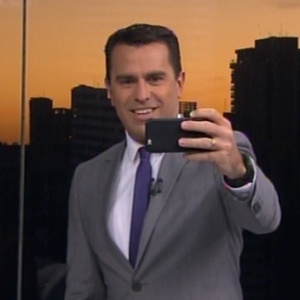 Rodrigo Bocardi faz selfie ao vivo no "Bom Dia São Paulo" - Reprodução/TV Globo e Instagram