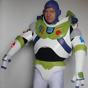 Fantasia do personagem Buzz Lightyear feita pela empresa Sakura Cosmaker. Traje chegou a ser vendido por R$ 5.900 em 2014 - Divulgação
