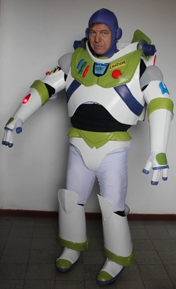 Fantasia do personagem Buzz Lightyear feita pela empresa Sakura Cosmaker. Traje chegou a ser vendido por R$ 5.900 em 2014 - Divulgação