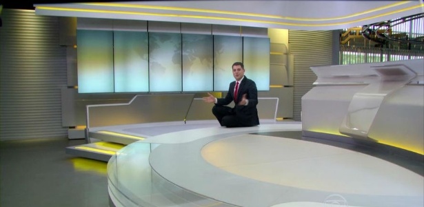 Bem à vontade, Evaristo Costa aparece sentado no chão do estúdio do "Jornal Hoje" - Reprodução/TV Globo
