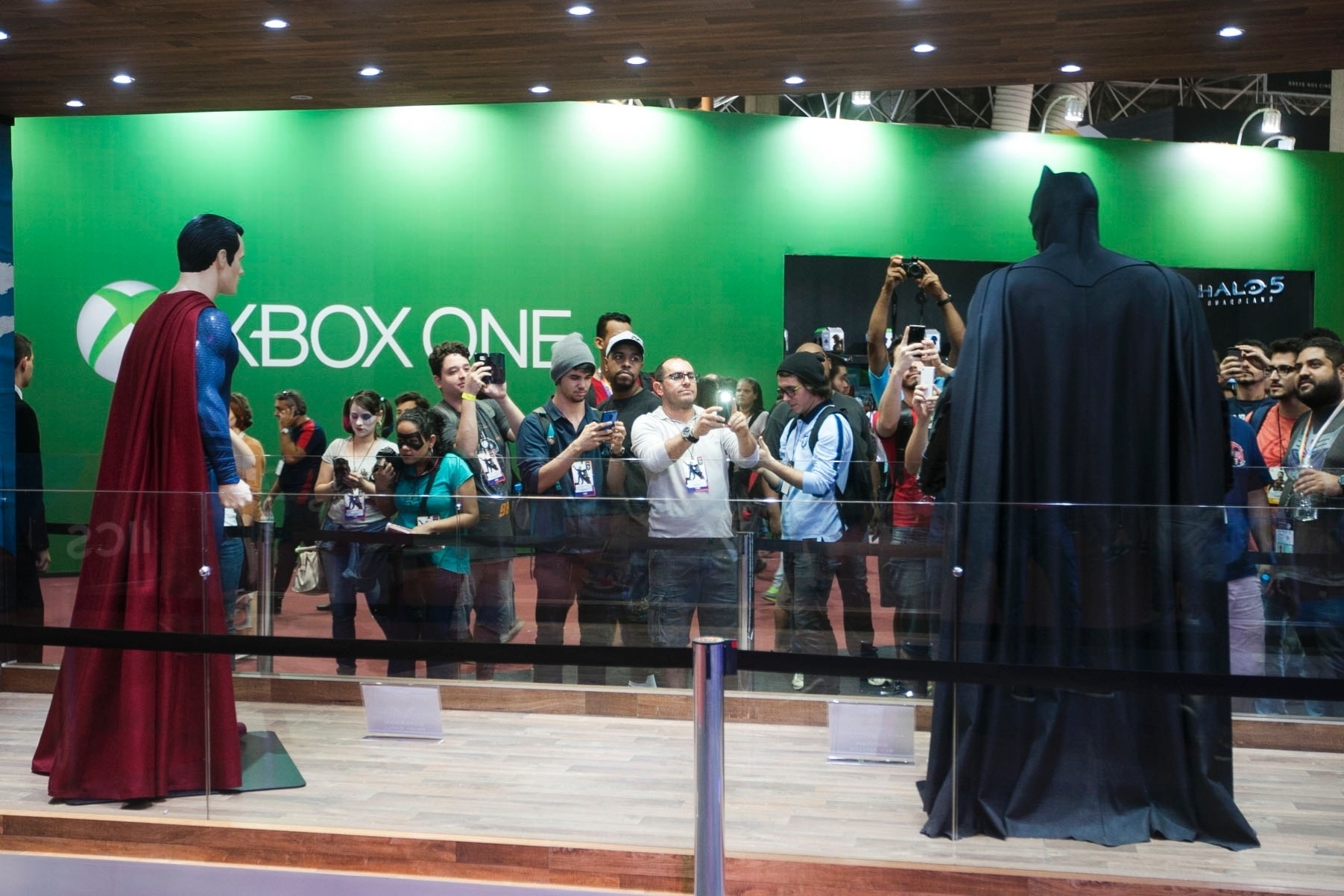 3.dez.2015 - Público fotografa uniformes de Batman e Superman expostos na Comic Con Experience 2015, no Centro de Exposições São Paulo Expo - Lucas Lima/UOL